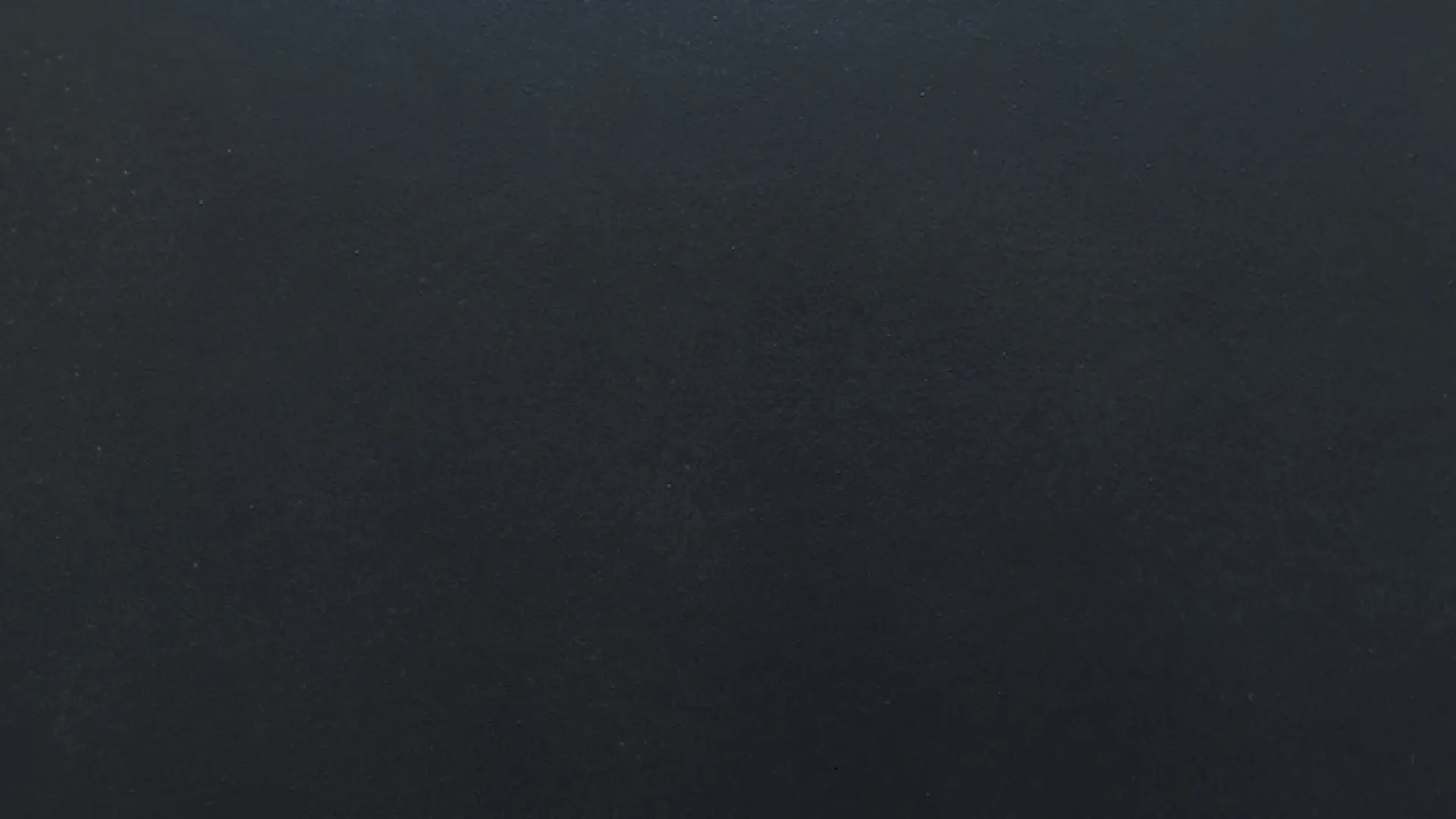 Ein schwarzer Banner als Hintergrundfläche für den weißen Text