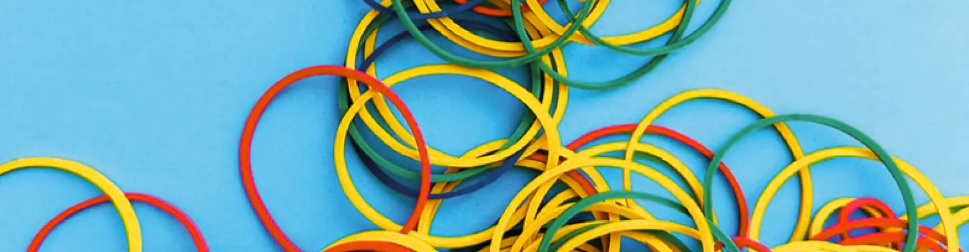 Farbige Gummies auf blauem Hintergrund visualisieren den Blog von Jobikom mit spannenden Geschichten rund um Unternehmen mit Benefits, Jobangeboten, ihren Produkten und Dienstleistungen